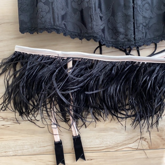 Fredericks of Hollywood Black Corset w/ Feather Belt - Picture 6 of 9